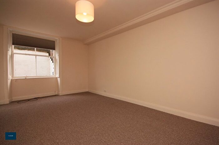 2 Bedroom Flat To Rent In A, Crown Gardens, Glasgow, G12
