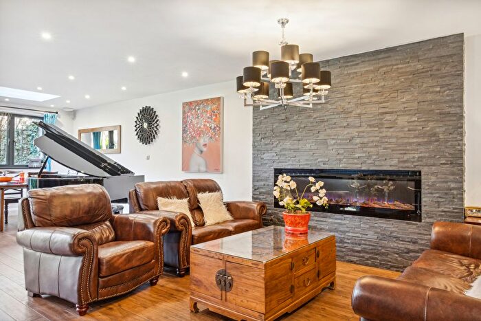 6 Bedroom Detached House To Rent In Hollies Close, Norwood Grove, SW16