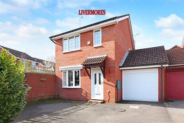3 Bedroom Link Detached House For Sale In Harkness Drive, Waterlooville, PO7