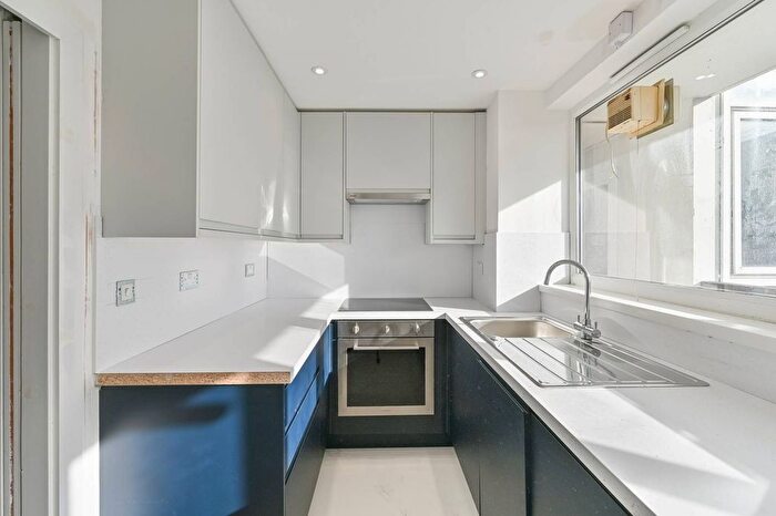 3 Bedroom Flat To Rent In Crownstone Road, Brixton, London, SW2