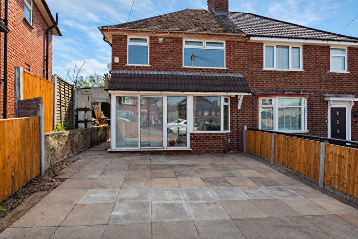 3 Bedroom Semi Detached House To Rent In Bodenham Road - Oldbury, B68