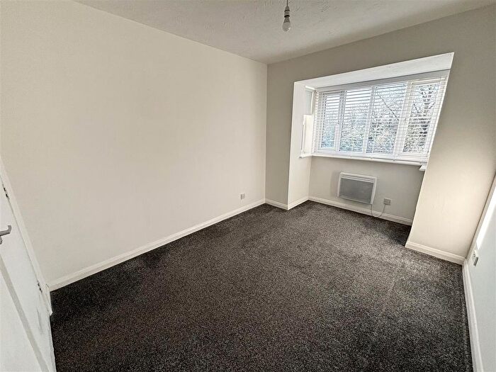 1 Bedroom Flat For Sale In Ryde Drive, Stanford-Le-Hope, SS17