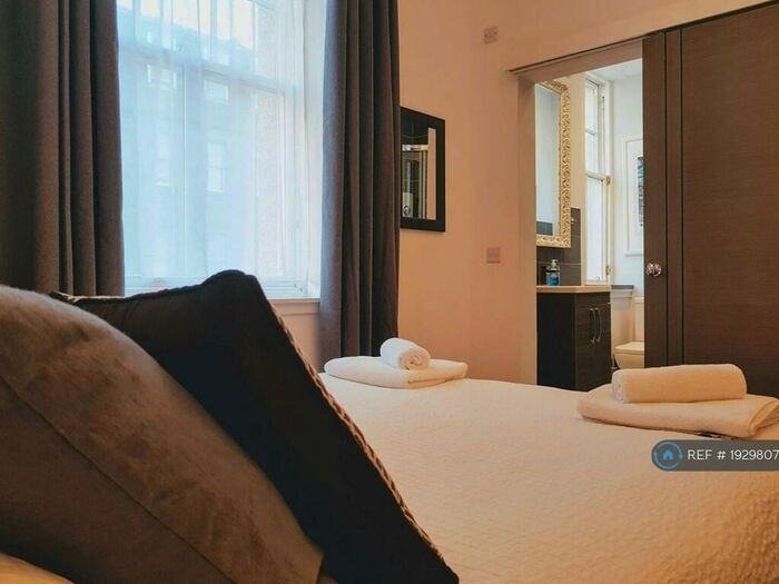 2 Bedroom Flat To Rent In Tron Square, Edinburgh, EH1