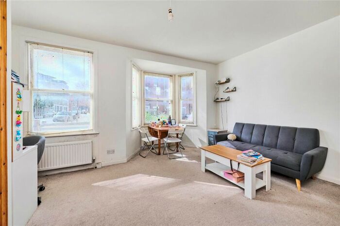2 Bedroom Flat To Rent In Simpson Street, London, SW11