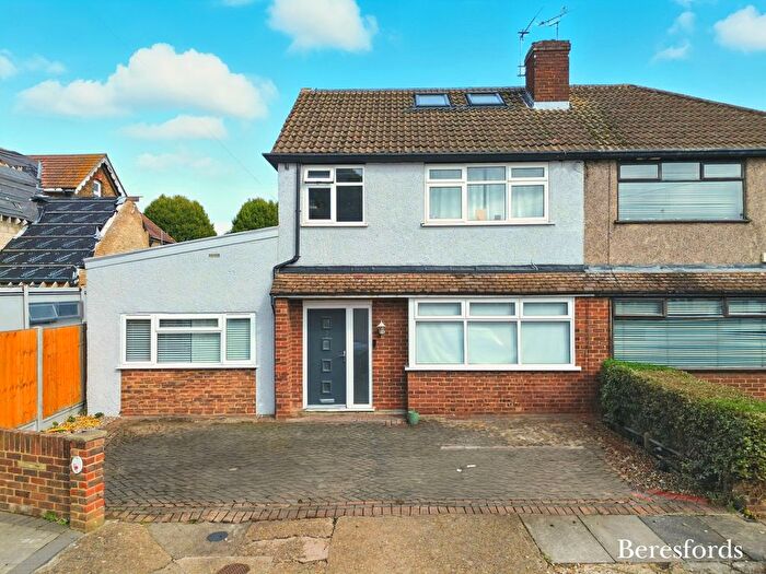 4 Bedroom Semi-detached House For Sale In Gleneagles Close, Romford, RM3