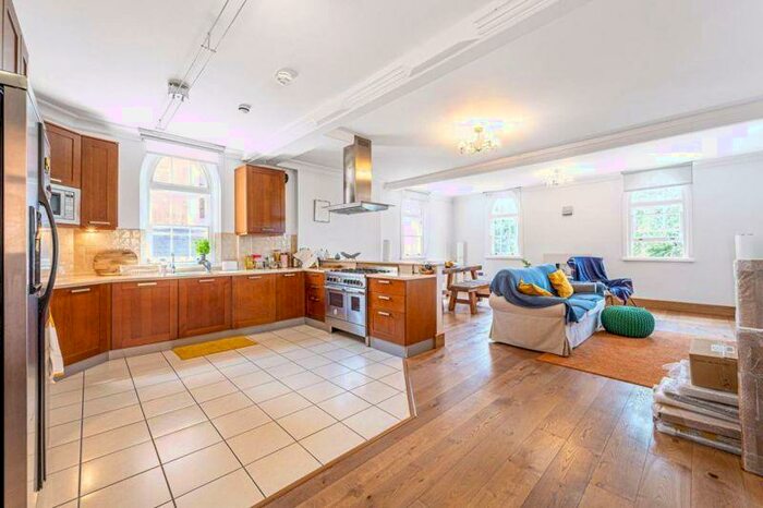 2 Bedroom Apartment To Rent In The Ridgeway, London, NW7