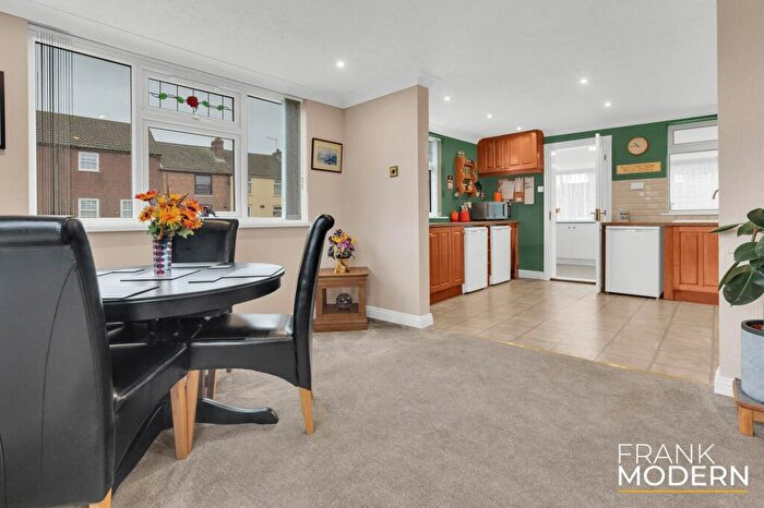 4 Bedroom Detached Bungalow For Sale In Seas End Road, Moulton Seas End, PE12