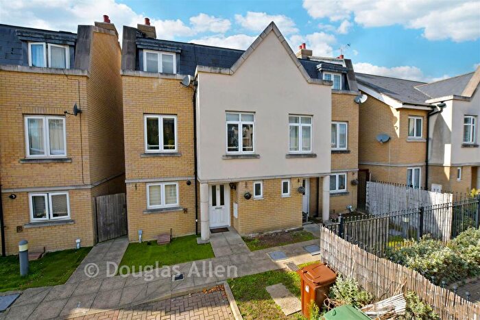5 Bedroom Semi-Detached House For Sale In Market Avenue, Wickford, Essex, SS12