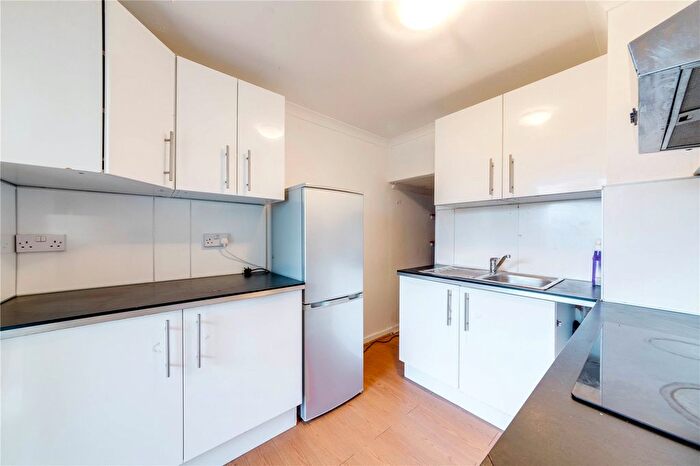 2 Bedroom Flat To Rent In Leith Towers, London, SM2