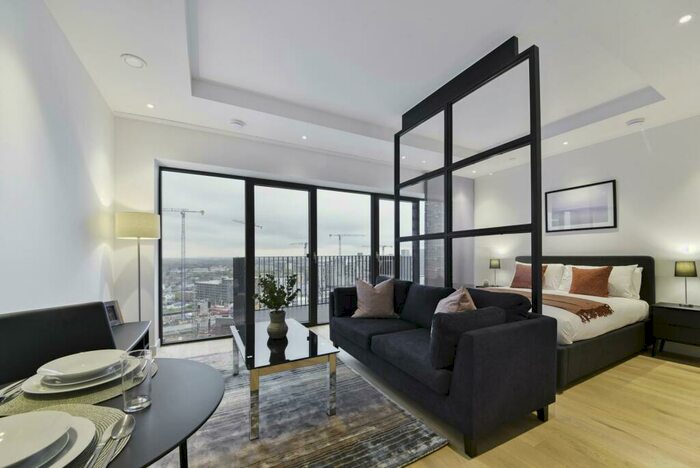 Apartment To Rent In Modena House, London City Island, London, E14