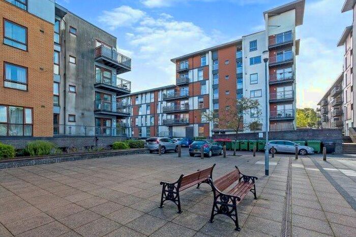 1 Bedroom Flat To Rent In Howlands Court, Crawley, RH10