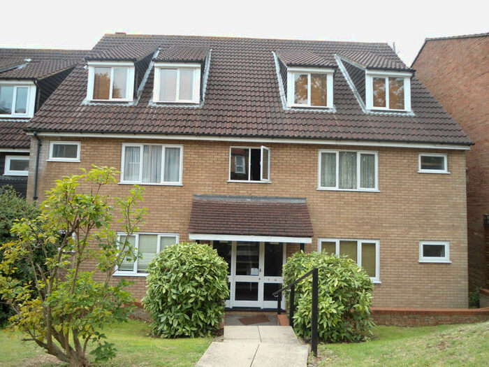 1 Bedroom Flat To Rent In Copper Beech Court, Loughton, IG10