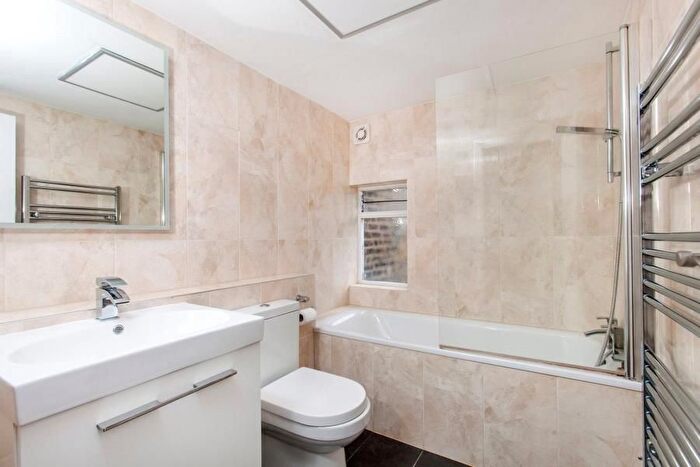 2 Bedroom Flat To Rent In Cricklewood Lane, Cricklewood, NW2