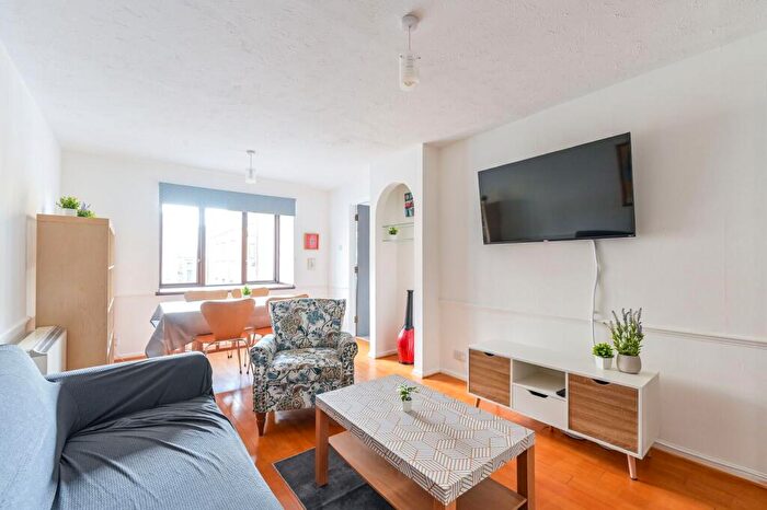 2 Bedroom Flat To Rent In Tyndal Court, Isle Of Dogs, London, E14