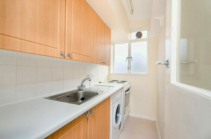 1 Bedroom Flat To Rent In Upper Richmond Road, Putney, London, SW15