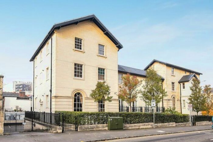 2 Bedroom Flat To Rent In Eldon Lodge, Reading, RG1