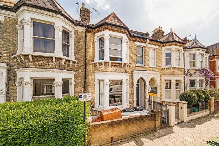 3 Bedroom Flat To Rent In Elms Crescent, Clapham, SW4