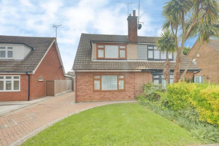 3 Bedroom Semi-Detached House For Sale In Eastbury Avenue, Rochford, SS4