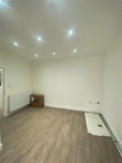 3 Bedroom Flat To Rent In Tentelow Lane, Southall, UB2