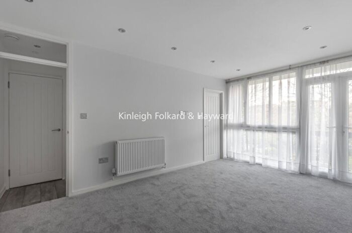 Flat To Rent In Ashbourne Close, London, N12