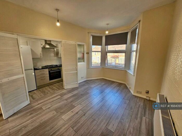 1 Bedroom Flat To Rent In First Floor, Ilford, IG1