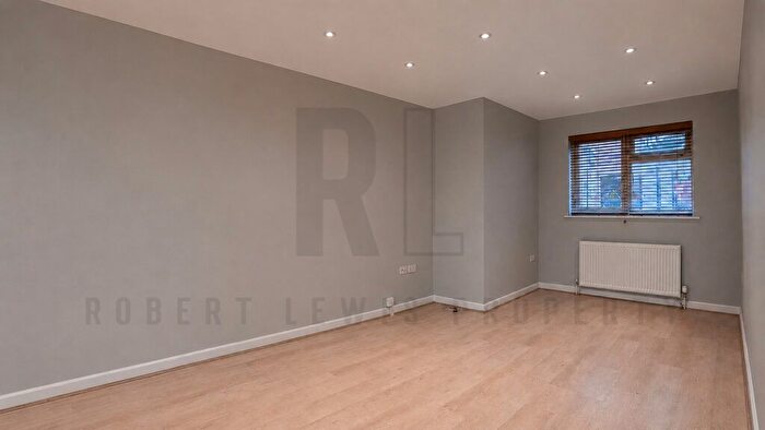 Studio To Rent In Finchley Road, London, NW11
