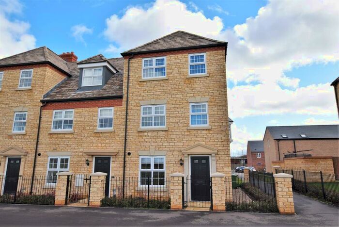 4 Bedroom Semi-Detached House To Rent In Langton Walk, Stamford, PE9