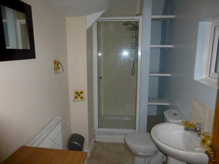 1 Bedroom Flat To Rent In Park Terrace, Carmarthen, SA31
