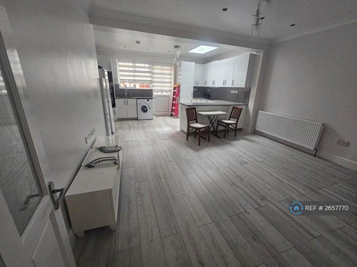 4 Bedroom End Of Terrace House To Rent In Awlfield Avenue, London, N17