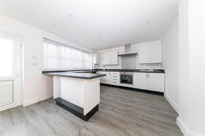 2 Bedroom End Of Terrace House For Sale In Chesford Road, Luton, Bedfordshire, LU2