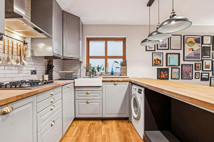 2 Bedroom Flat For Sale In Charlton Park Lane, Charlton, SE7