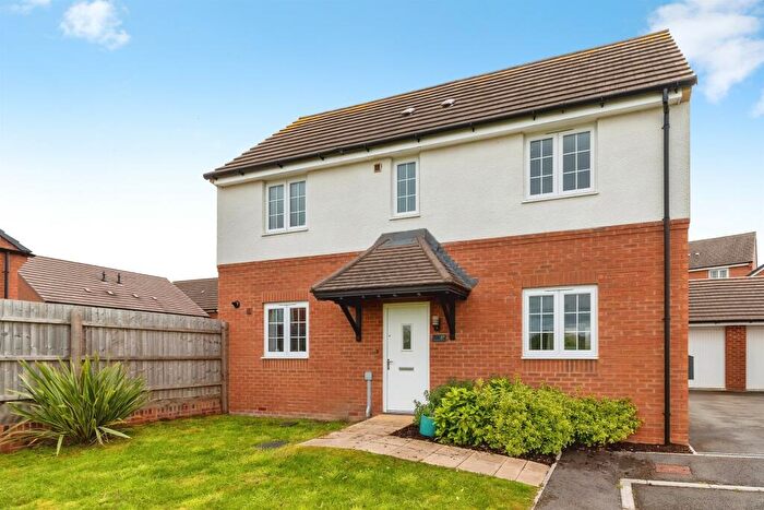 3 Bedroom Detached House For Sale In Wheatfield Avenue, Chippenham, SN14