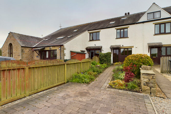 3 Bedroom Barn Conversion To Rent In Borwick Mews, Borwick, LA6