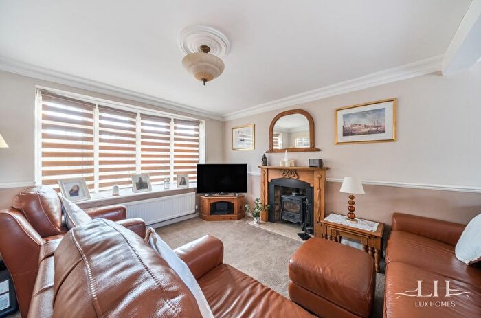 3 Bedroom Semi-Detached House For Sale In Chelmer Drive, Brentwood, CM13