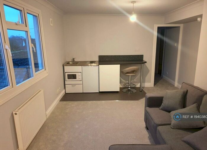 1 Bedroom Flat To Rent In London Road, Chalfont St. Giles, HP8