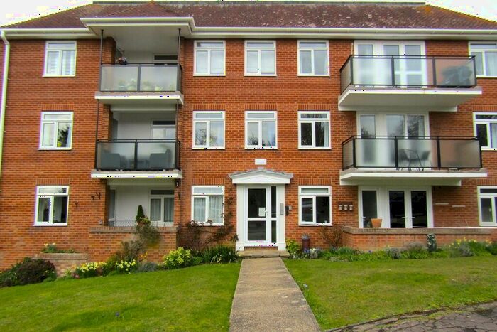 2 Bedroom Flat To Rent In Holland Road, Frinton-on-Sea, CO13