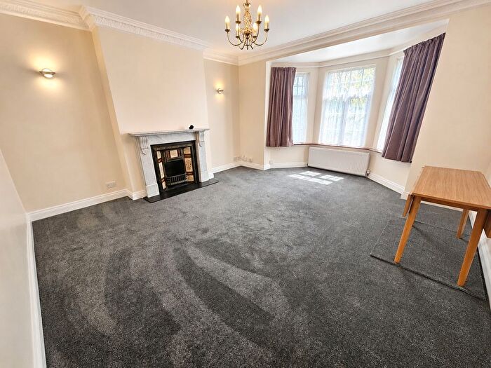 2 Bedroom Flat To Rent In Hale Lane, Mill Hill, NW7