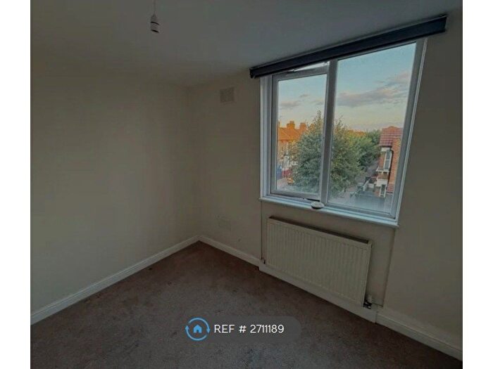 3 Bedroom Flat To Rent In Russell House, London, E6