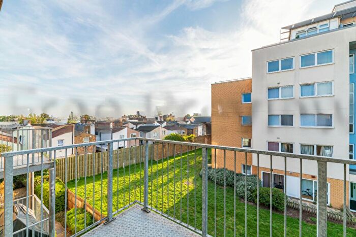 2 Bedroom Flat To Rent In Stratford Square, London, E15