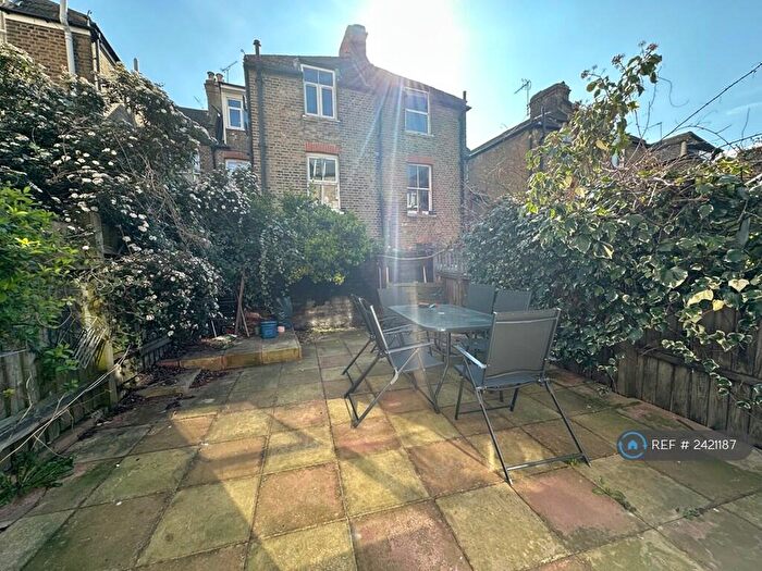 Studio To Rent In Belgrade Road, London, N16