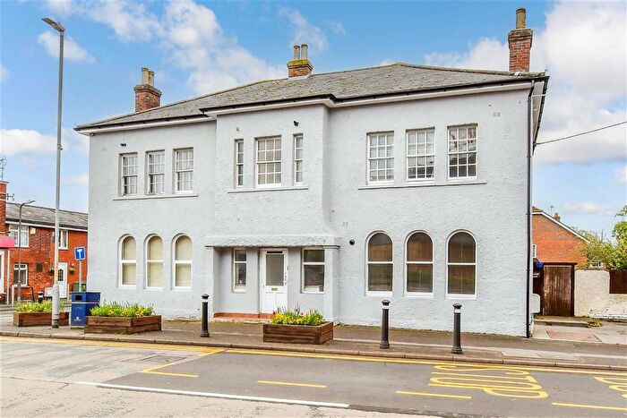 2 Bedroom Flat For Sale In Station Road, Staplehurst, Kent, TN12