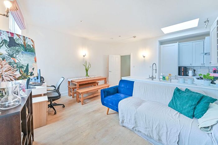 3 Bedroom Maisonette For Sale In Acre Lane, Brixton, London, SW2