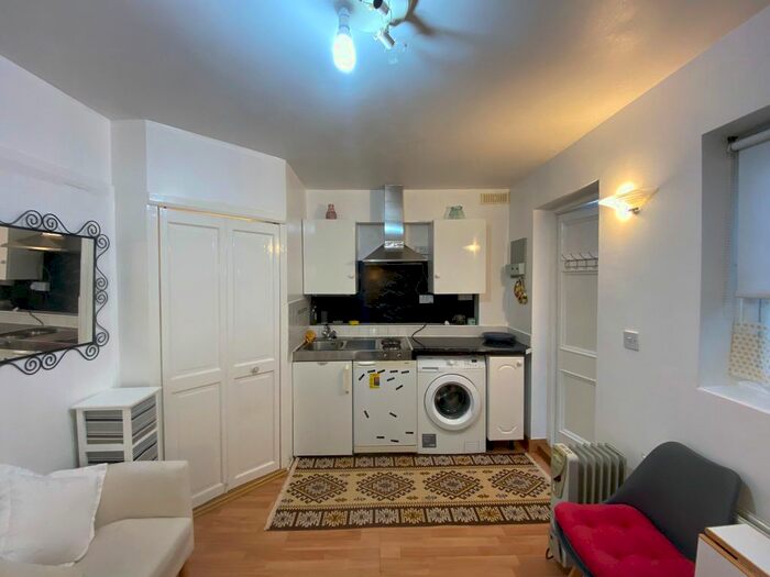 Studio To Rent In Orchid Road, Hayes UB3