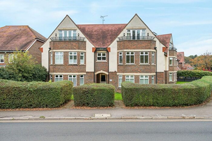 2 Bedroom Flat For Sale In Forest Road, Effingham Junction, KT24