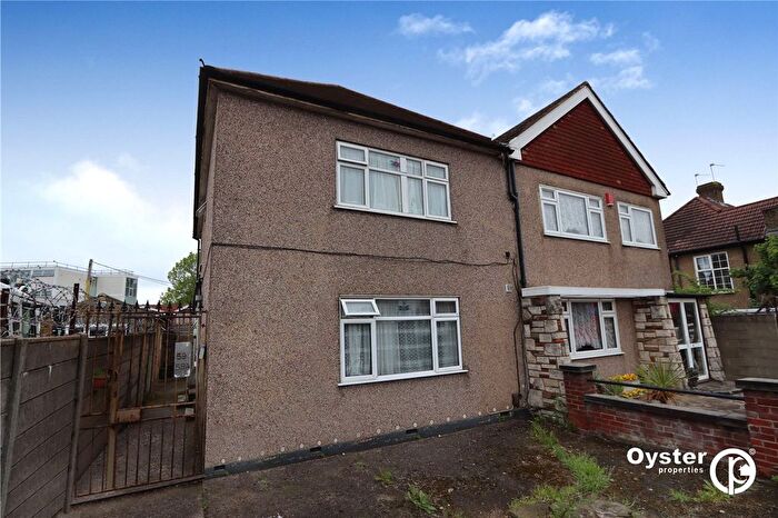 3 Bedroom Flat To Rent In Hertford Road, Enfield, EN3