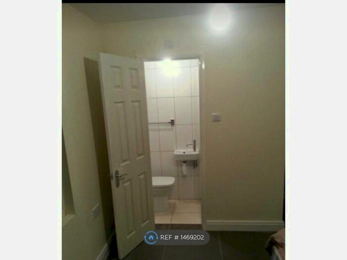 Studio To Rent In Broad Street, Dagenham, RM10