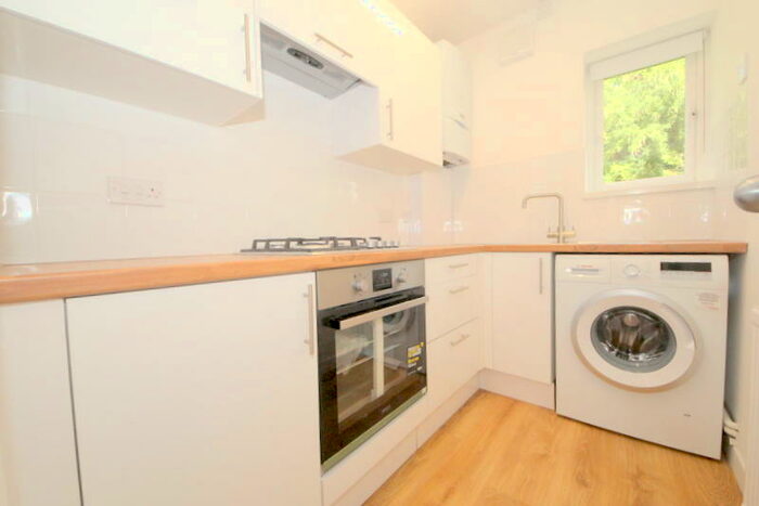 2 Bedroom Maisonette To Rent In Holtwhites Hill, Enfield, EN2