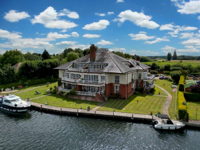 2 Bedroom Apartment To Rent In Chertsey, Surrey, KT16