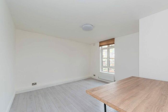 2 Bedroom Flat To Rent In Upper Richmond Road, Putney, London, SW15