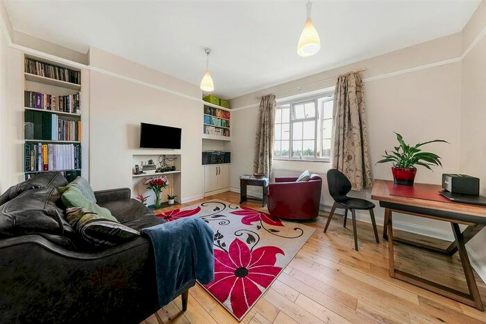 2 Bedroom Flat To Rent In Merton Road, London SW18
